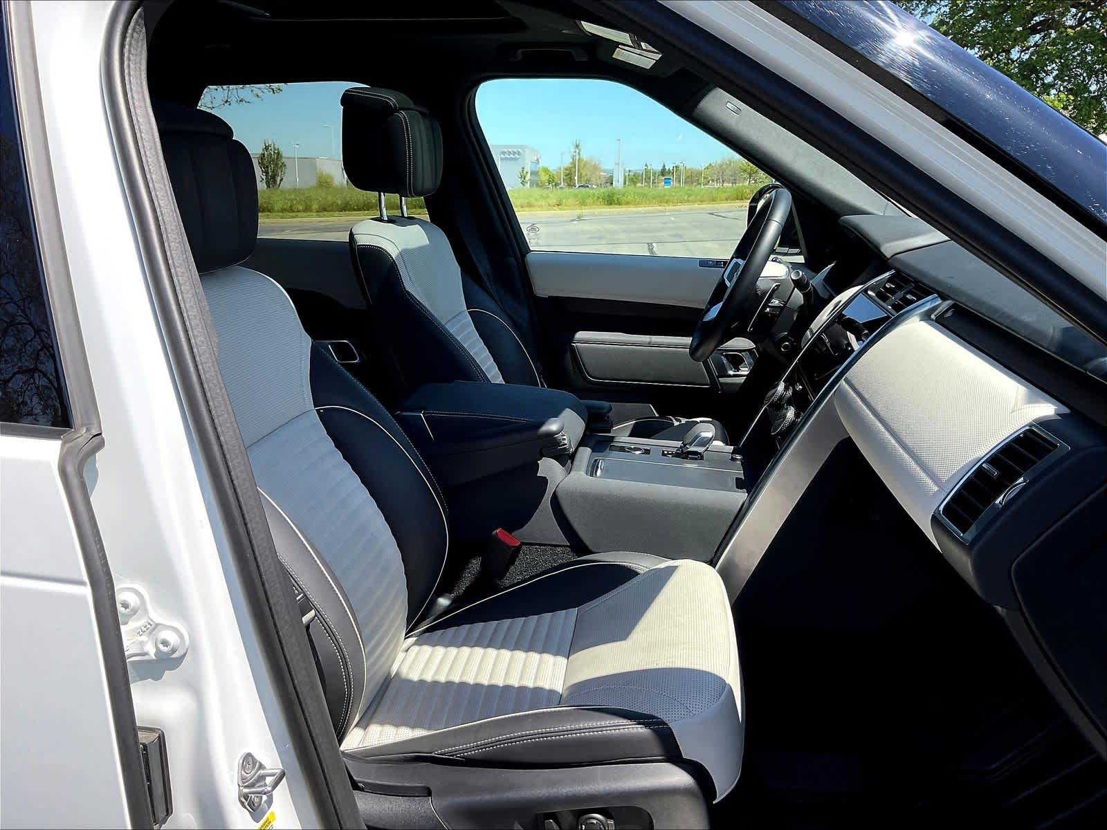 2023 Land Rover Discovery HSE R-Dynamic photo 3