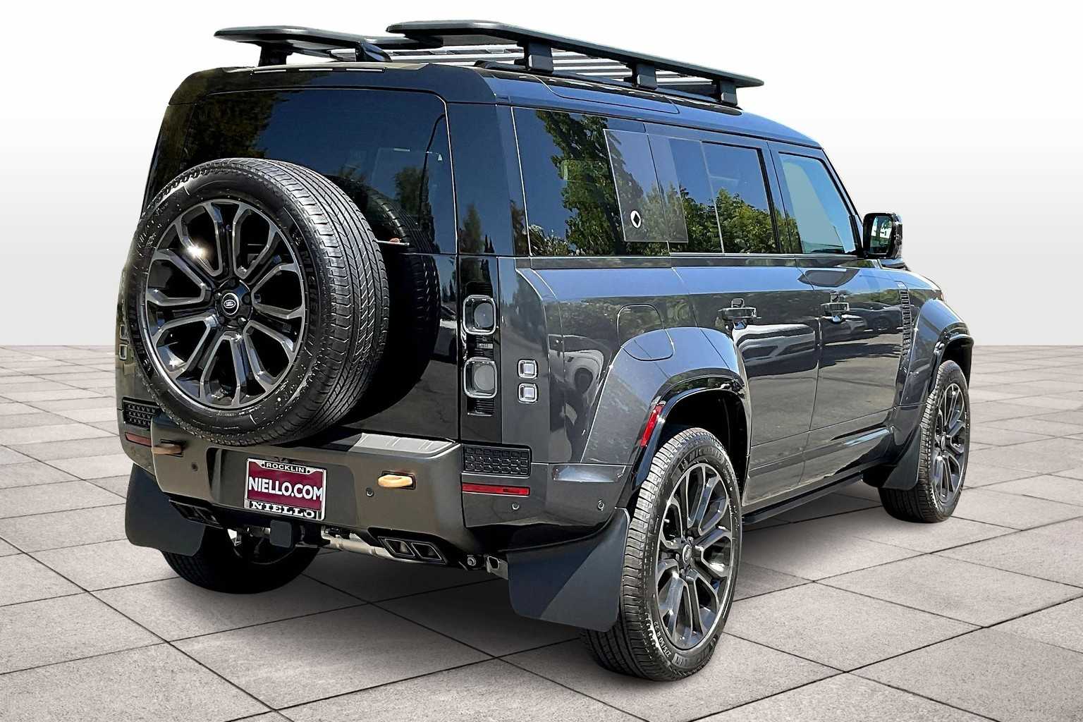 2025 Land Rover Defender 110 photo 4