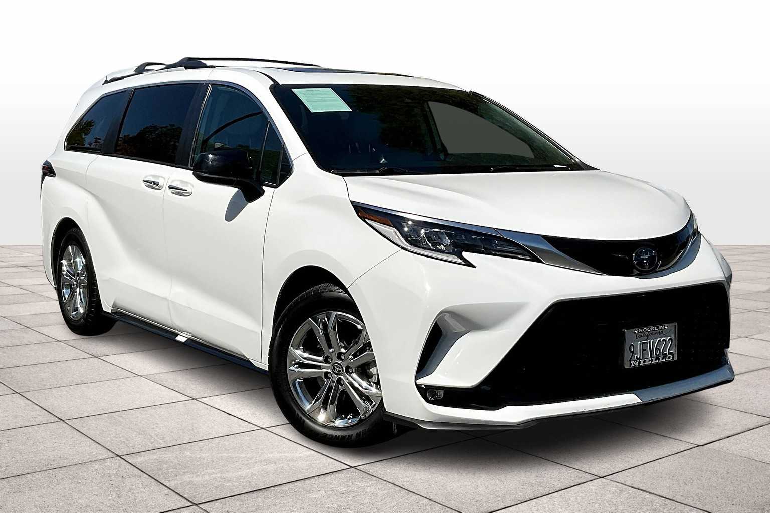 2022 Toyota Sienna XSE photo 2
