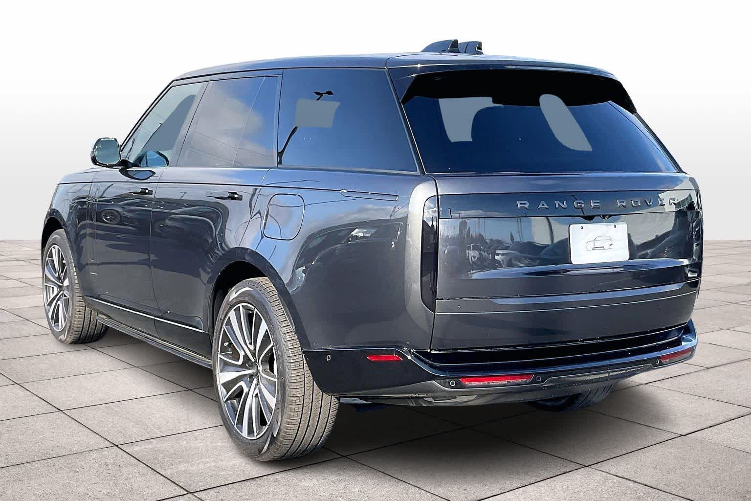 2025 Land Rover Range Rover SE photo 3