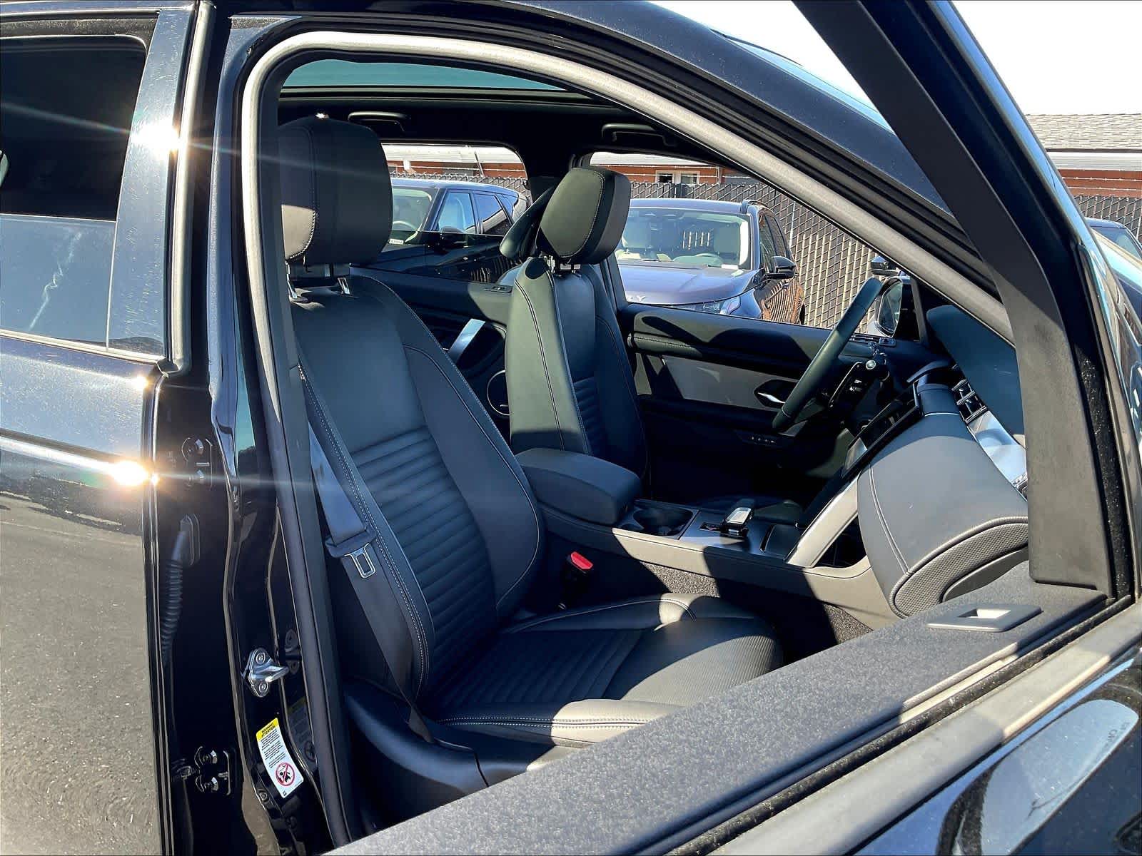 2025 Land Rover Discovery Sport Dynamic SE photo 3