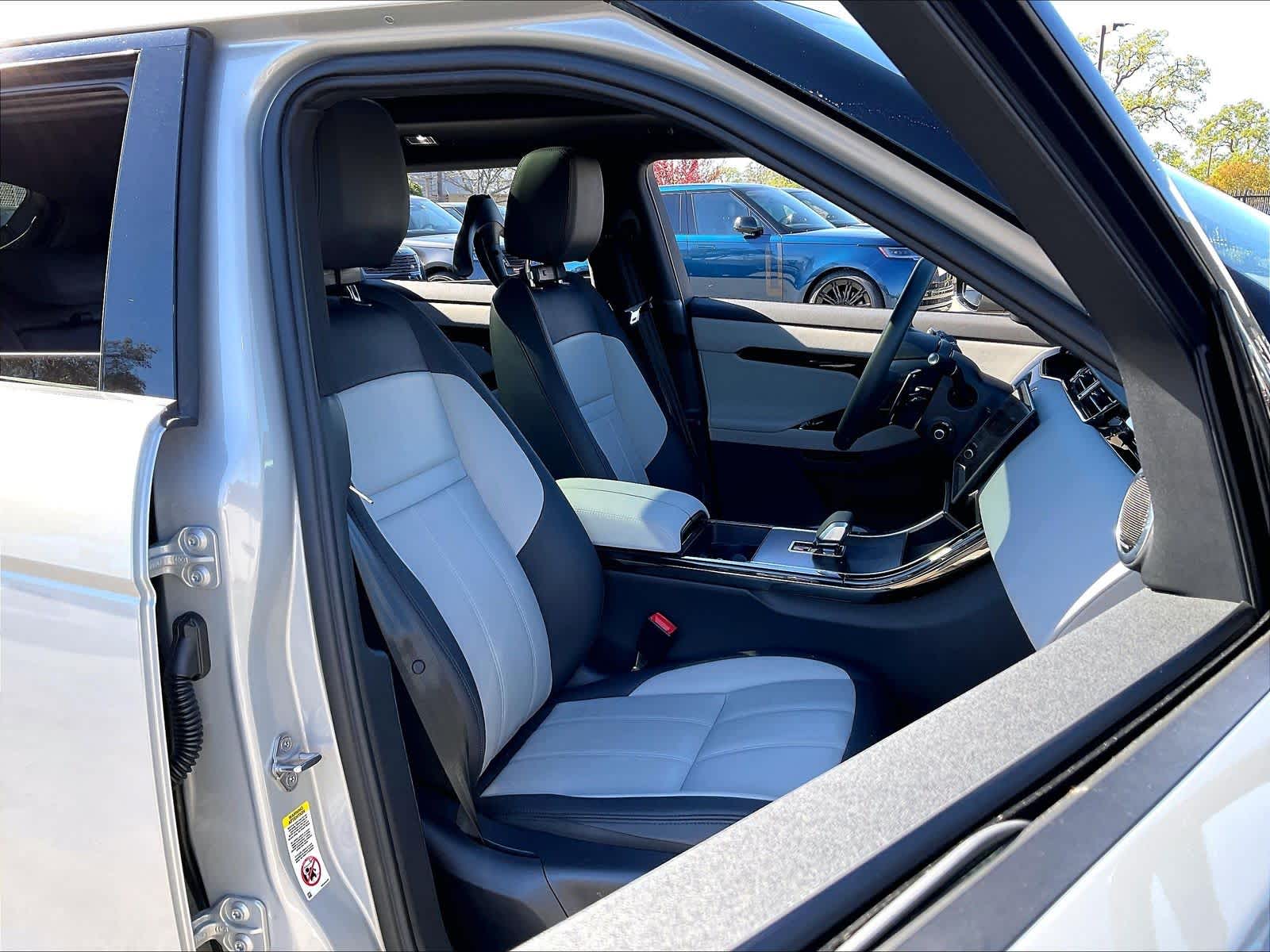 2026 Land Rover Range Rover Evoque Dynamic SE photo 3