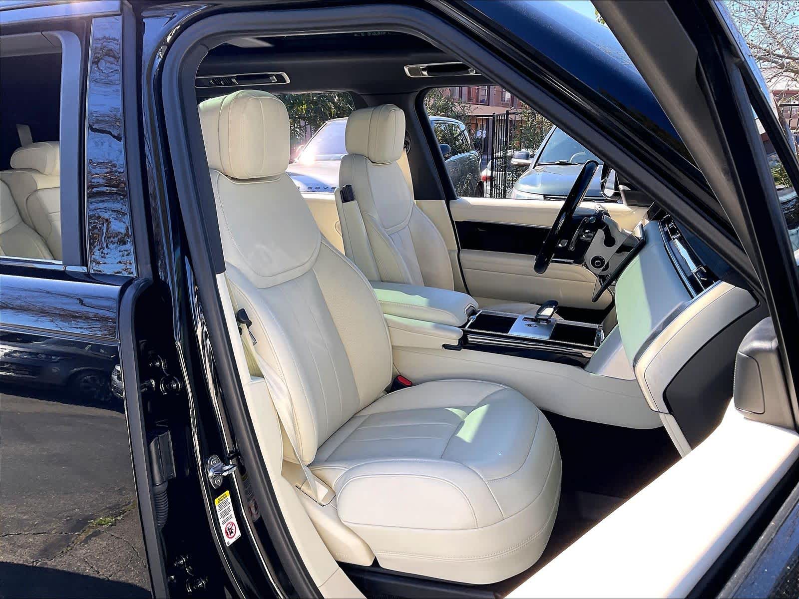 2025 Land Rover Range Rover SE photo 3