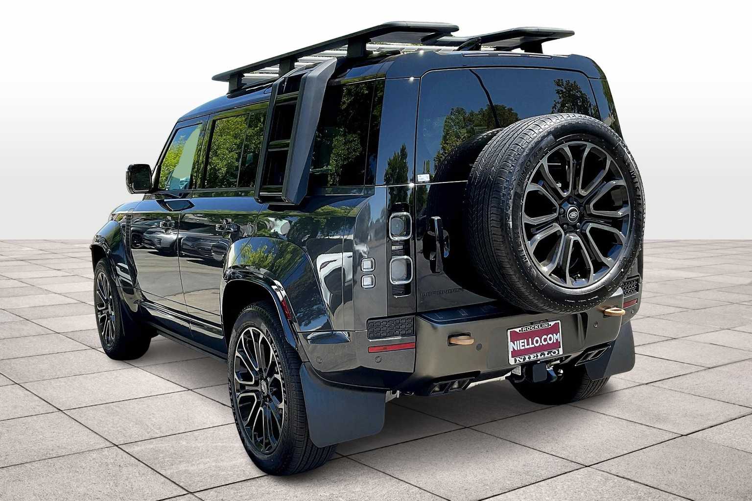 2025 Land Rover Defender 110 photo 3