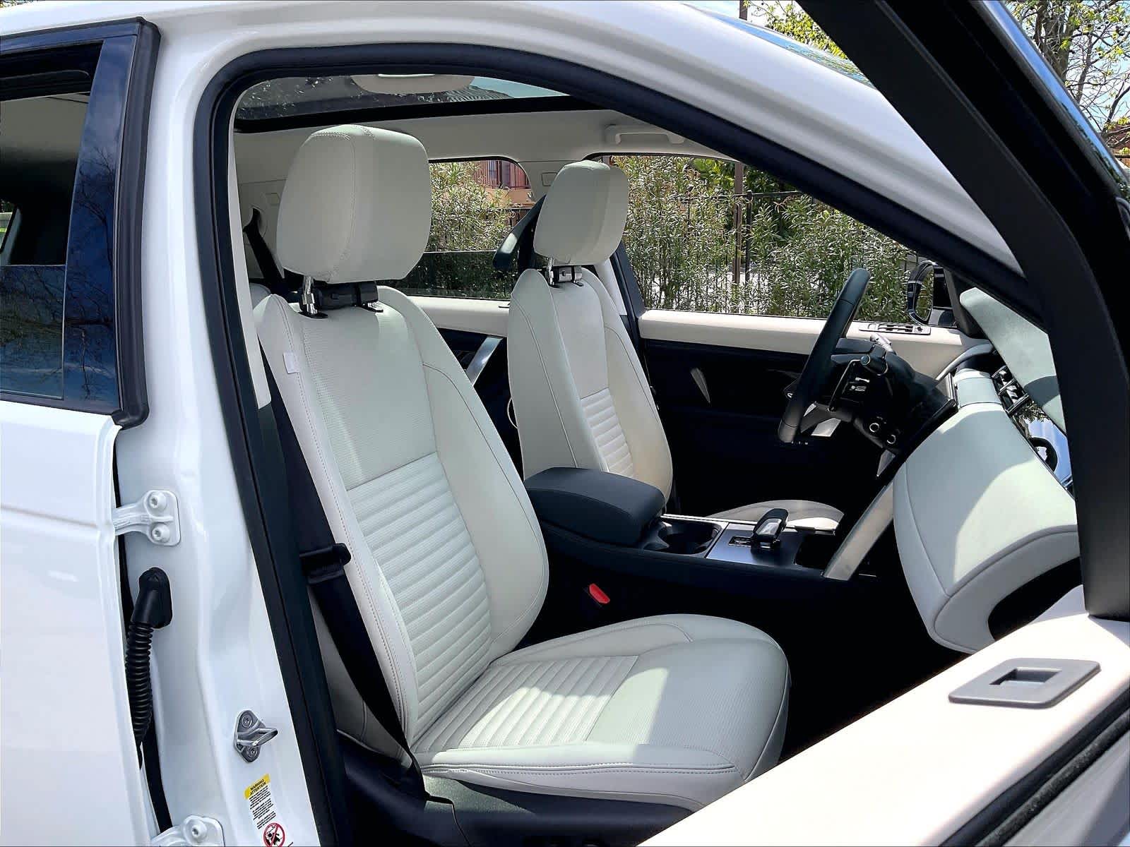 2025 Land Rover Discovery Sport S photo 3