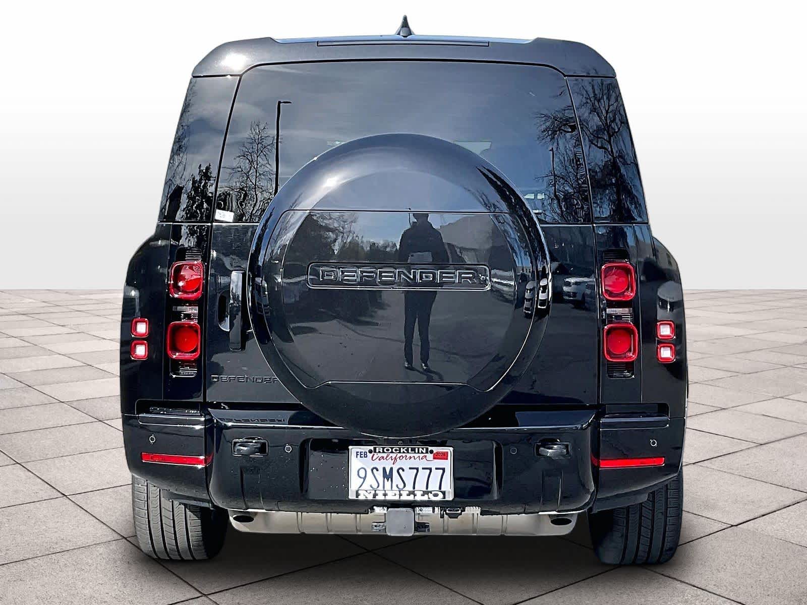 2025 Land Rover Defender X-Dynamic SE photo 4