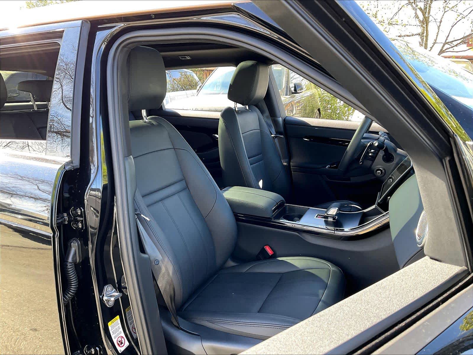 2026 Land Rover Range Rover Evoque Dynamic SE photo 3