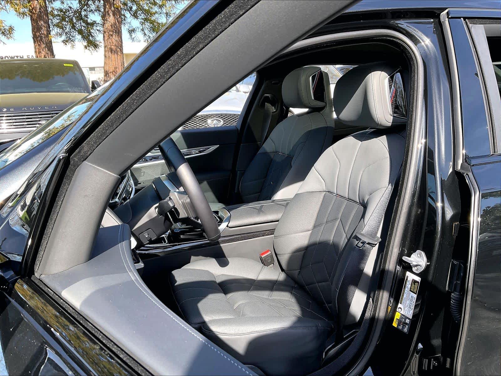 2025 BMW 750e xDrive 750e xDrive photo 2