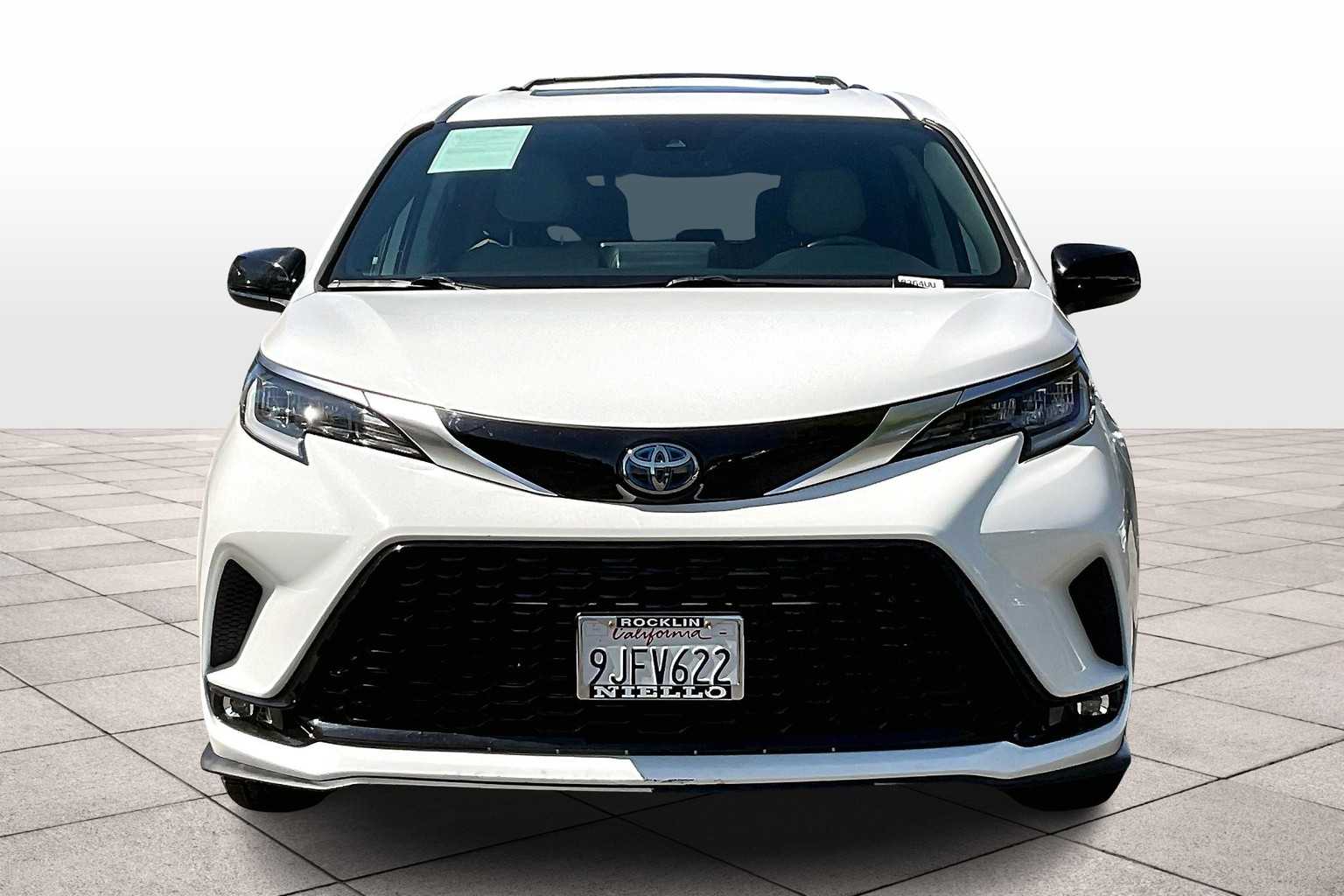 2022 Toyota Sienna XSE photo 3