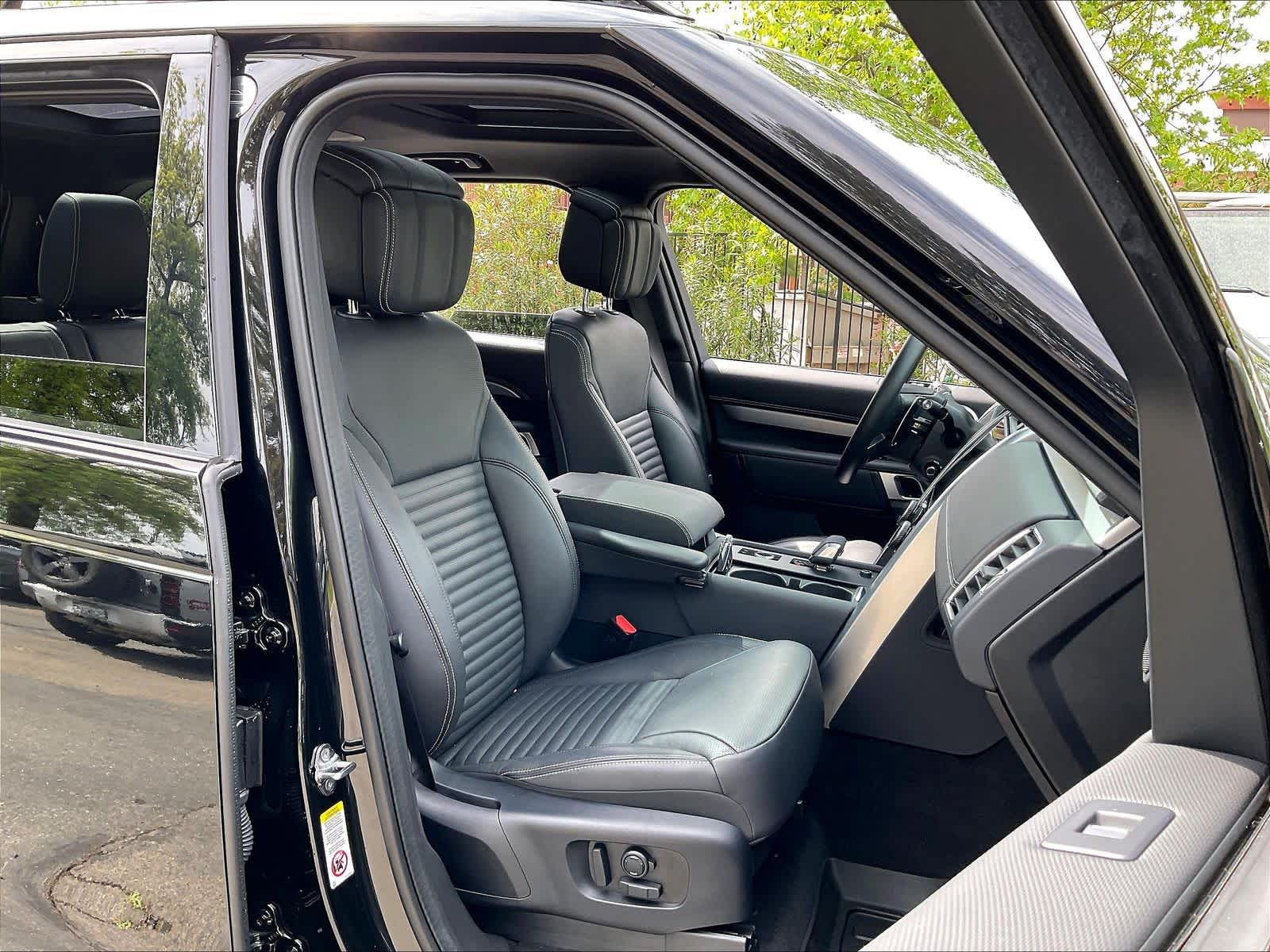 2025 Land Rover Discovery Dynamic SE photo 3