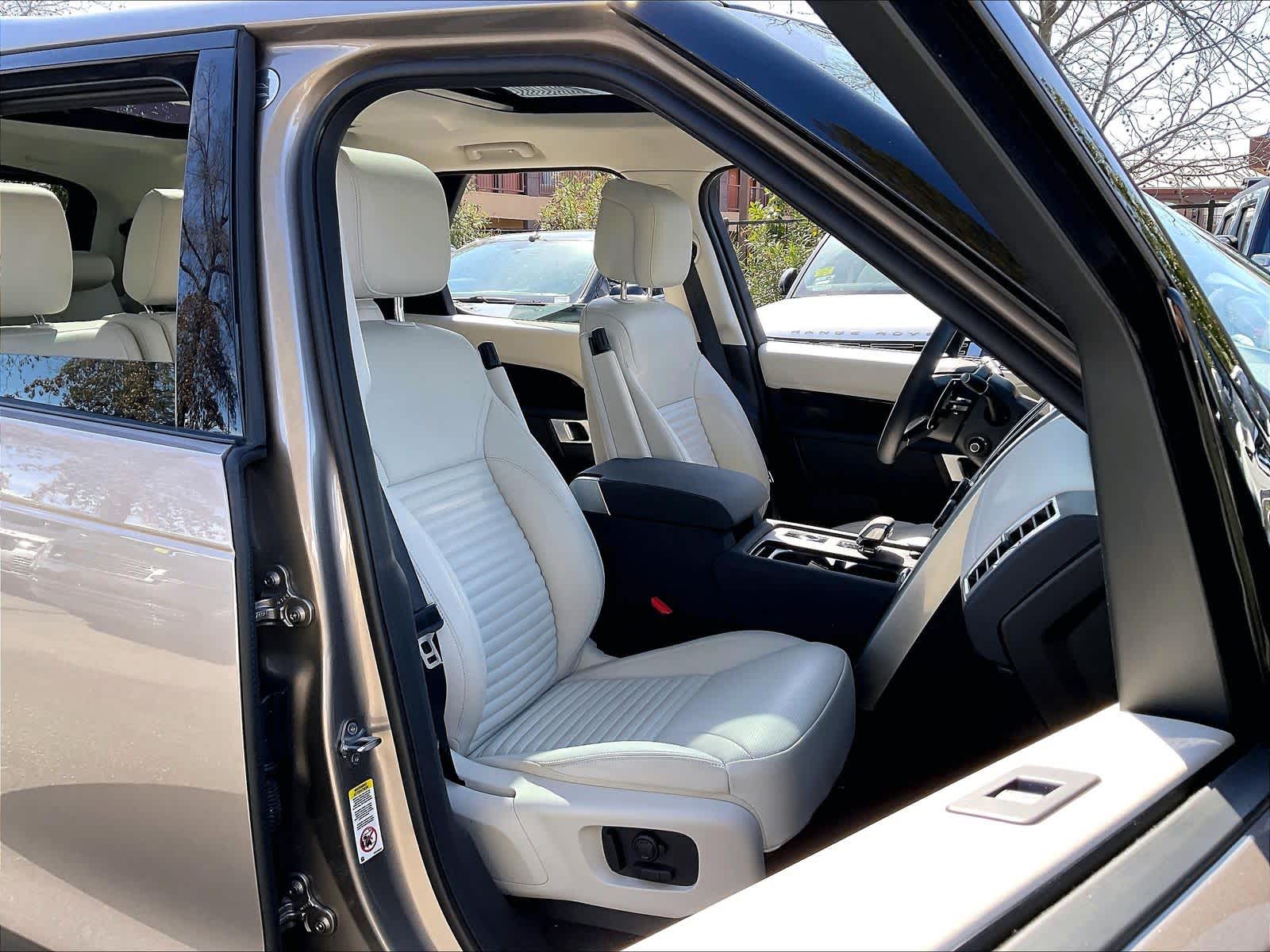 2025 Land Rover Discovery S photo 3