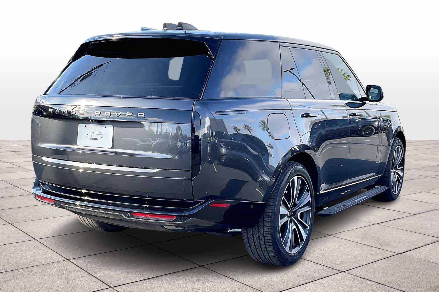 2025 Land Rover Range Rover SE photo 4
