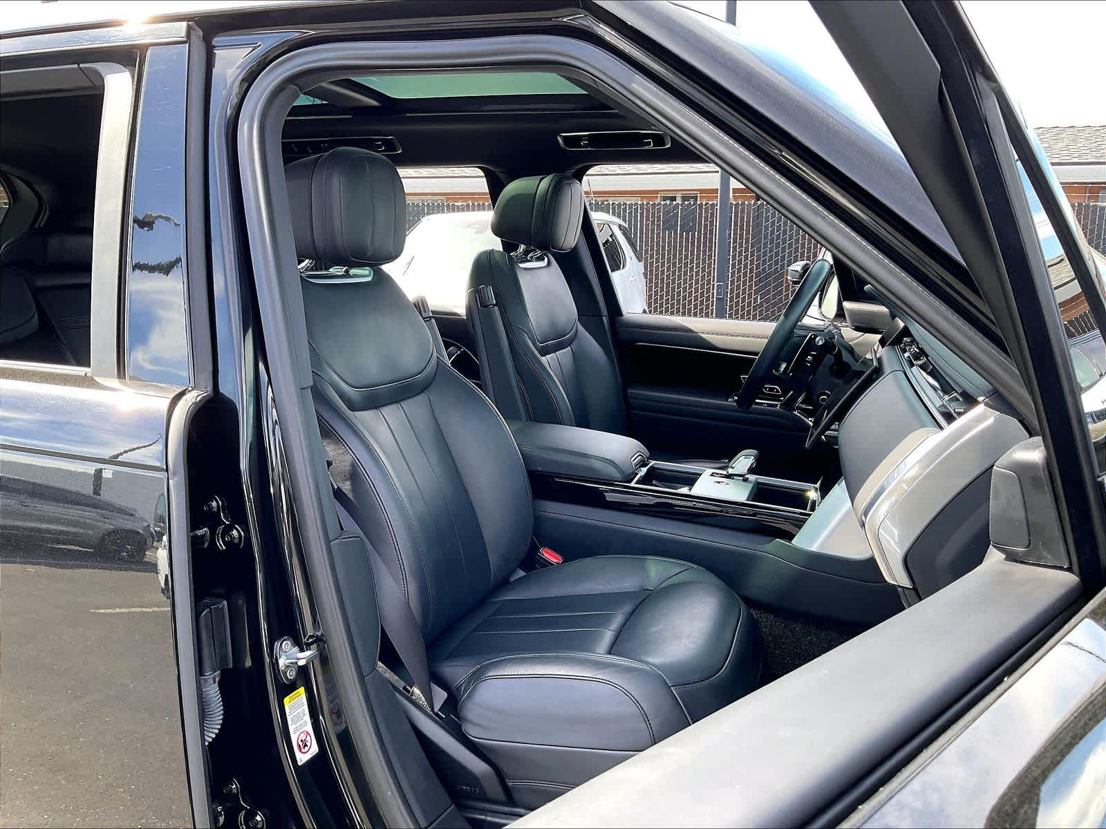 2024 Land Rover Range Rover SE photo 3