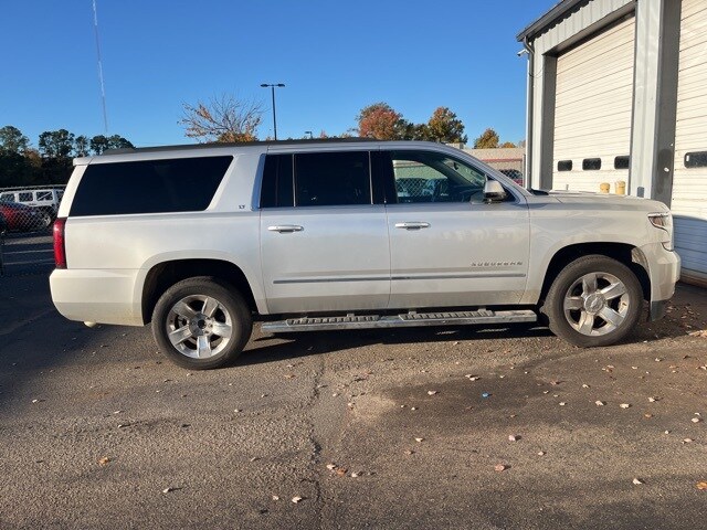2018 Chevrolet Suburban LT photo 2