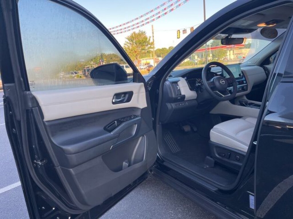 Used 2023 Nissan Pathfinder SL SUV