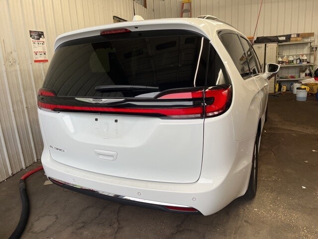 2022 Chrysler Pacifica Touring L photo 2