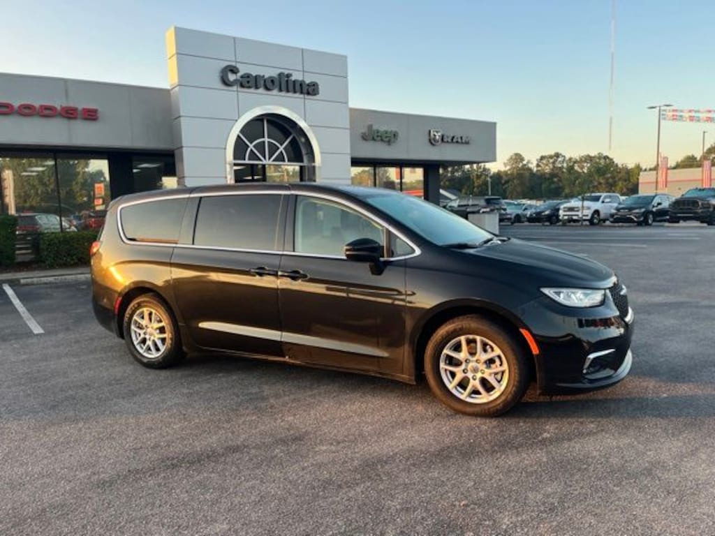 Used 2023 Chrysler Pacifica Touring L Van Passenger Van