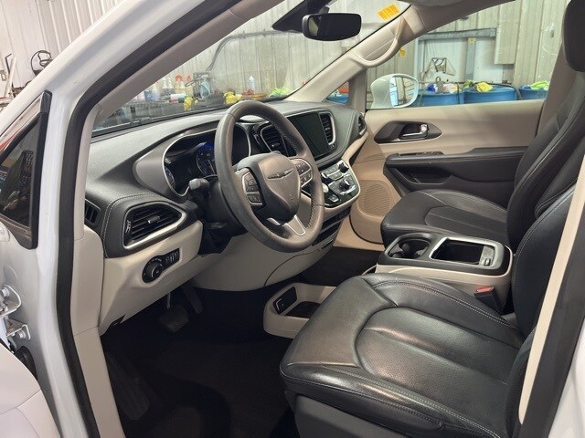 2022 Chrysler Pacifica Touring L photo 3