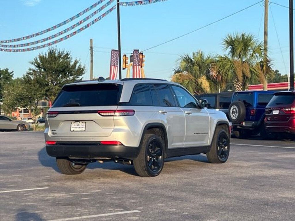 Used 2022 Jeep Grand Cherokee Laredo SUV