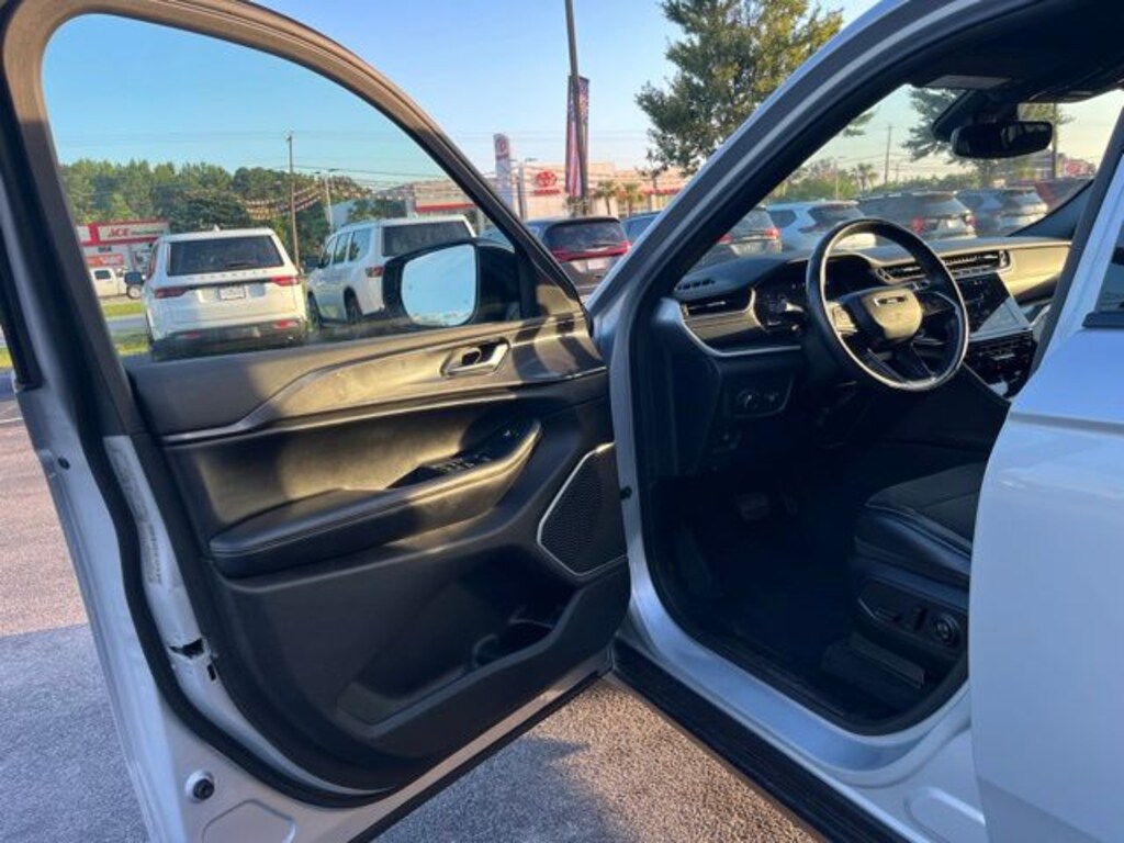 Used 2022 Jeep Grand Cherokee Laredo SUV