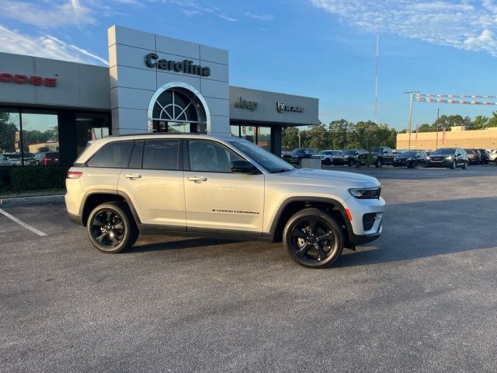 Used 2022 Jeep Grand Cherokee Laredo SUV