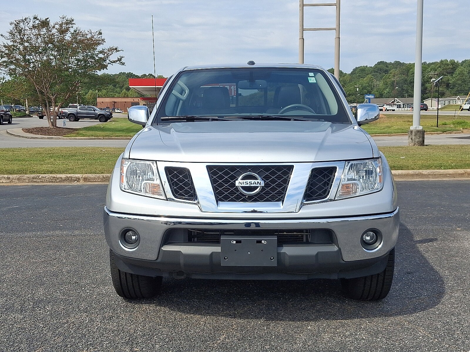 2019 Nissan Frontier Crew Cab SL photo 2