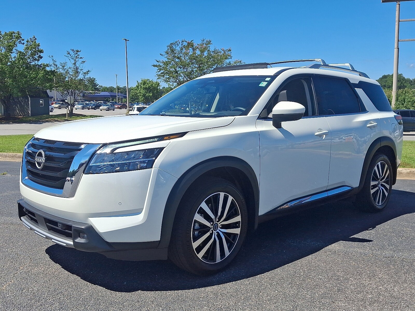 2024 Nissan Pathfinder Platinum photo 2