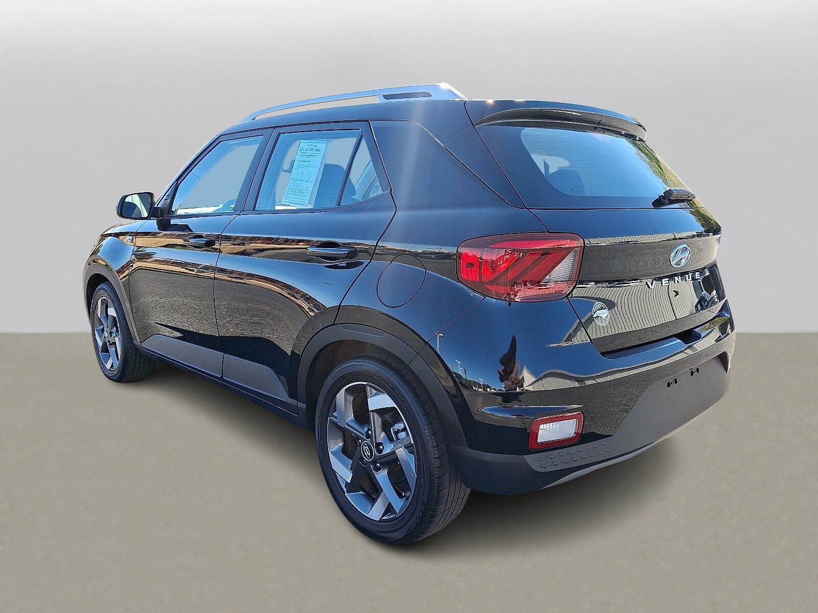 2024 Hyundai Venue SEL photo 3