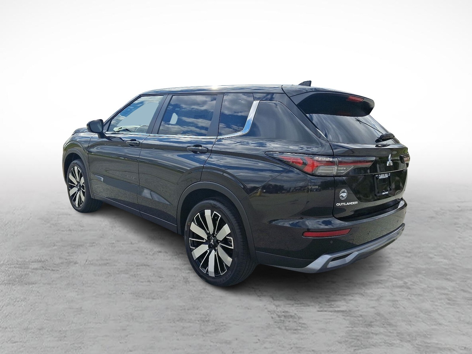 2025 Mitsubishi Outlander SE photo 3