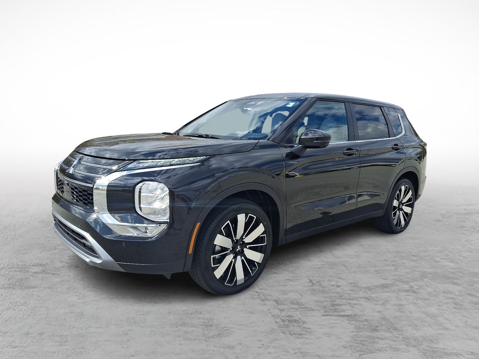 2025 Mitsubishi Outlander SE photo 2