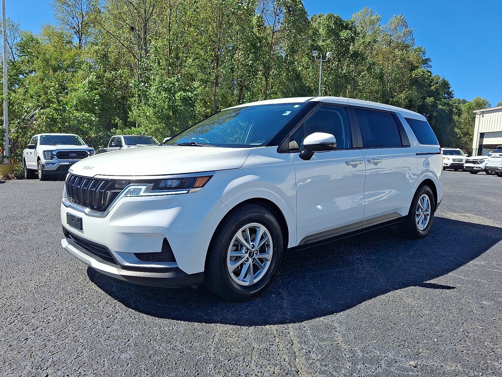 2024 Kia Carnival LX photo 3