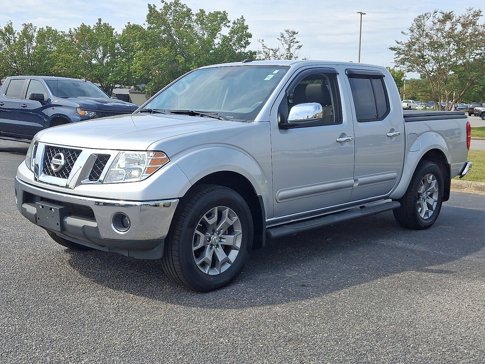 2019 Nissan Frontier Crew Cab SL photo 3