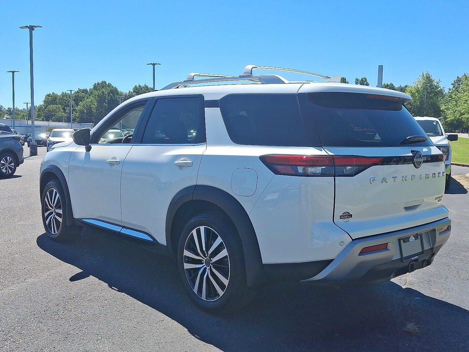 2024 Nissan Pathfinder Platinum photo 3