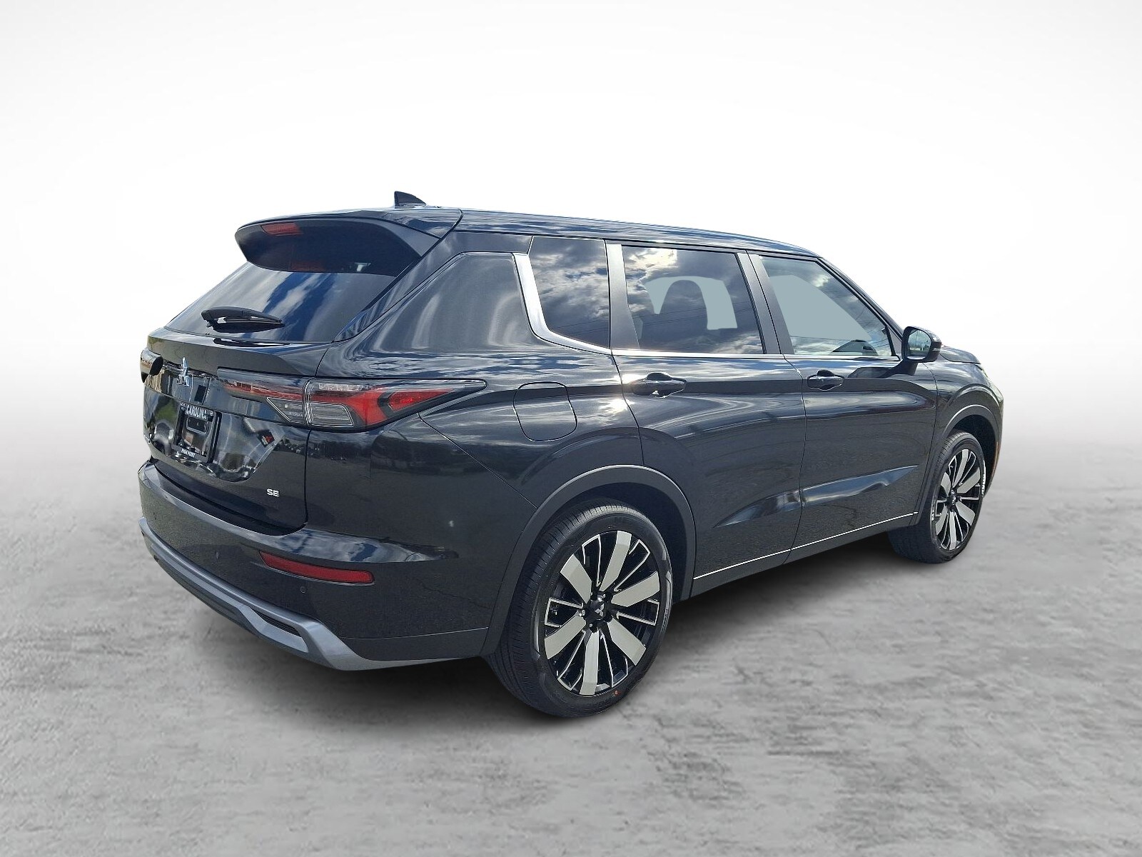 2025 Mitsubishi Outlander SE photo 4