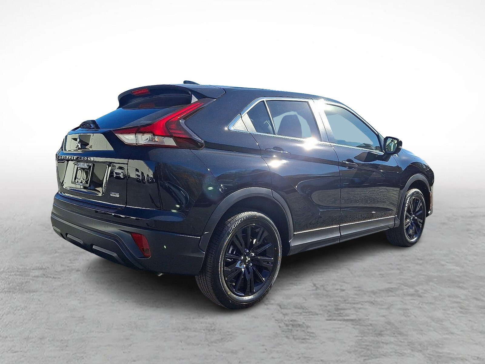 2025 Mitsubishi Eclipse Cross LE photo 2