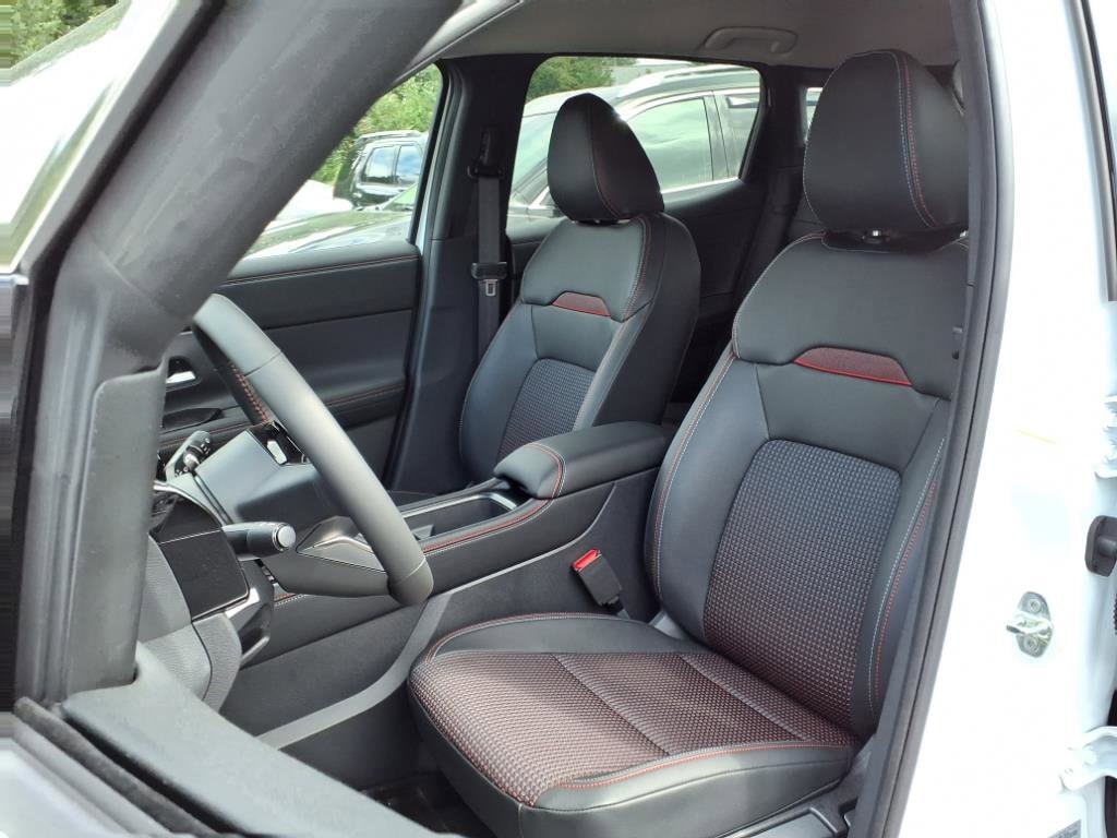 New 2025 Nissan Kicks SR SUV