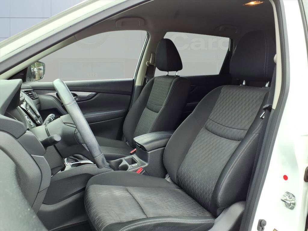 2019 Nissan Rogue SV photo 3