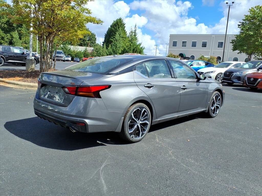 2025 Nissan Altima SR photo 3