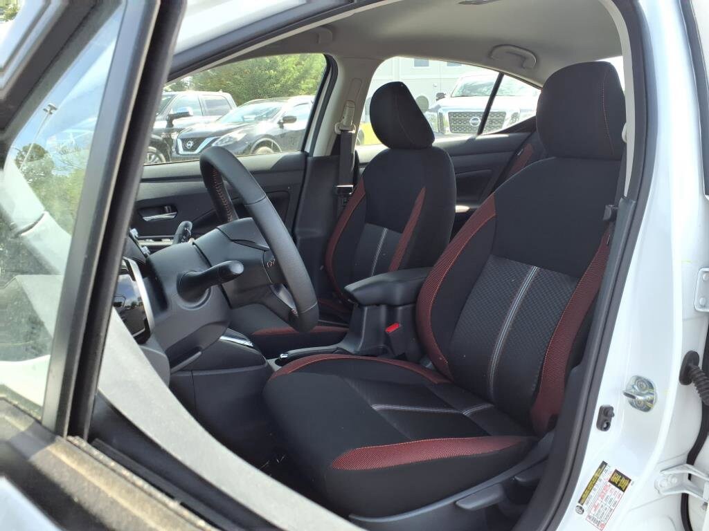 2025 Nissan Versa SR photo 4