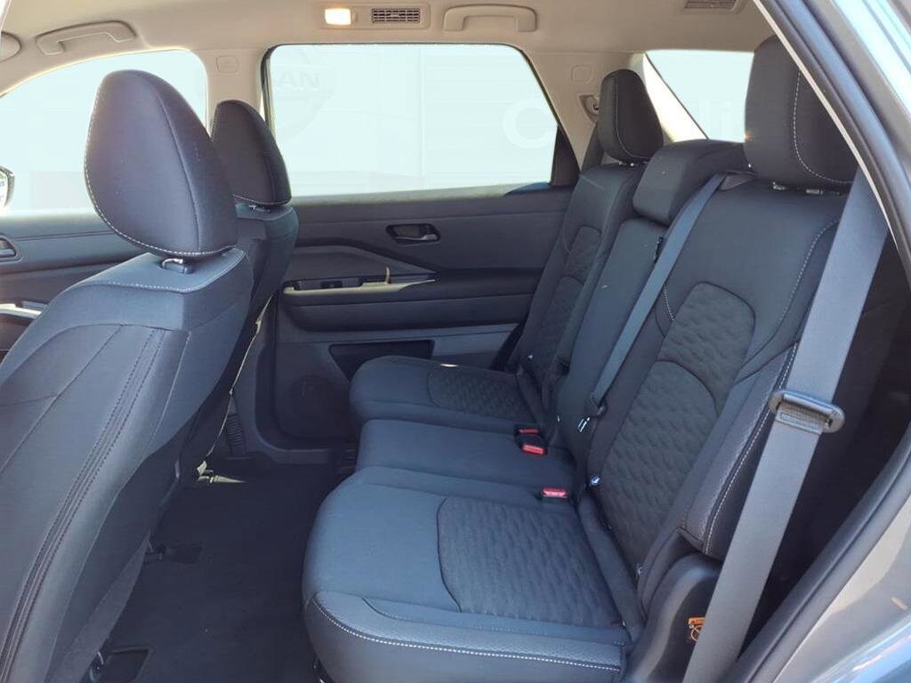 2025 Nissan Pathfinder S photo 3