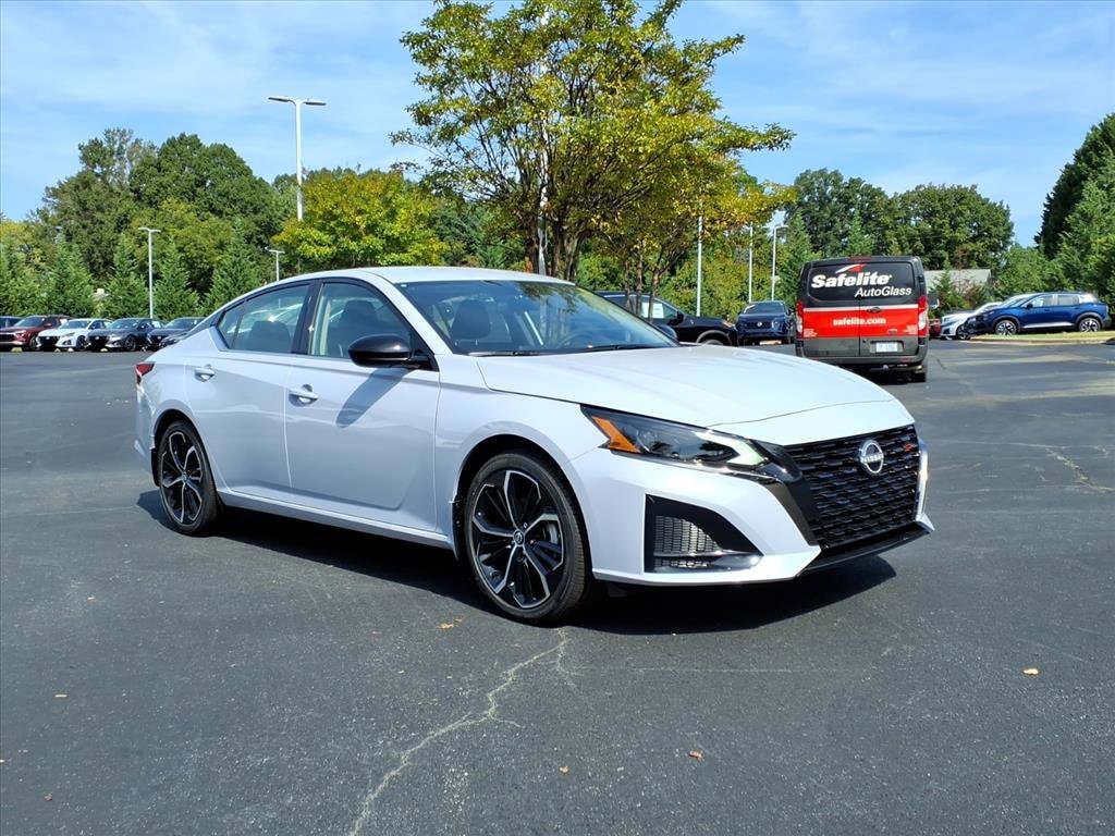 2025 Nissan Altima SR's photo