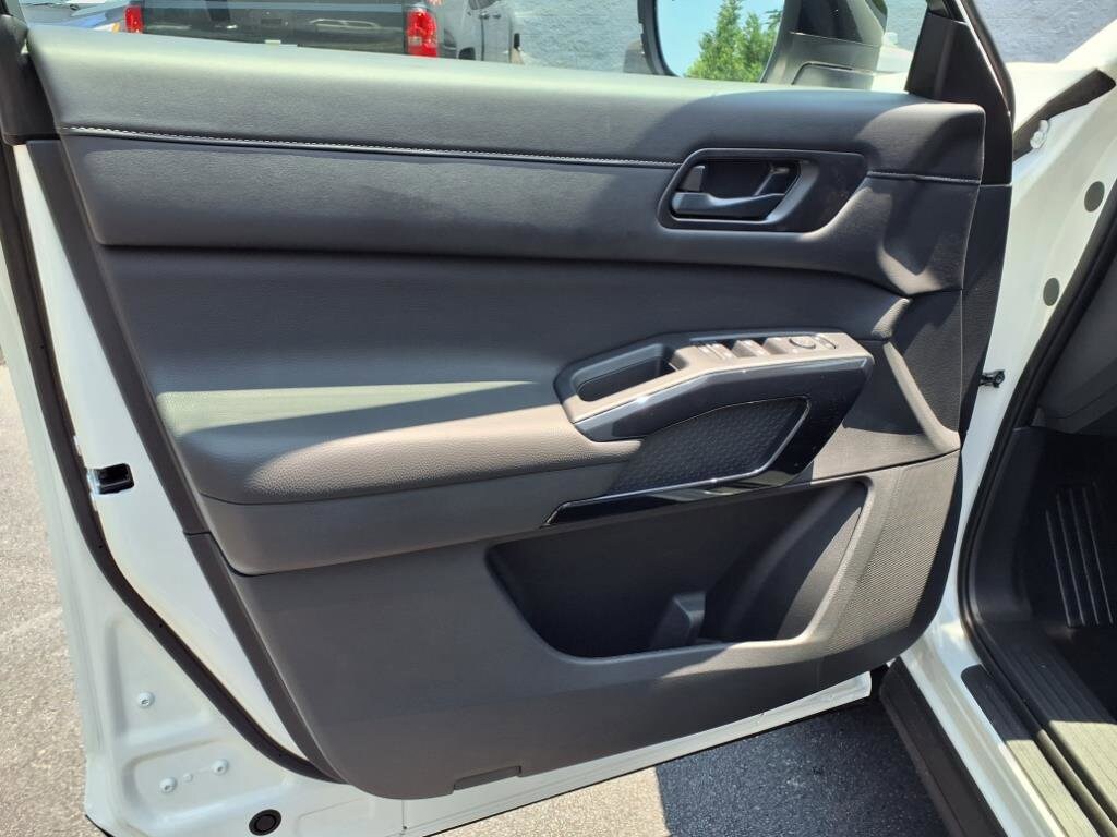 2025 Nissan Pathfinder S photo 3