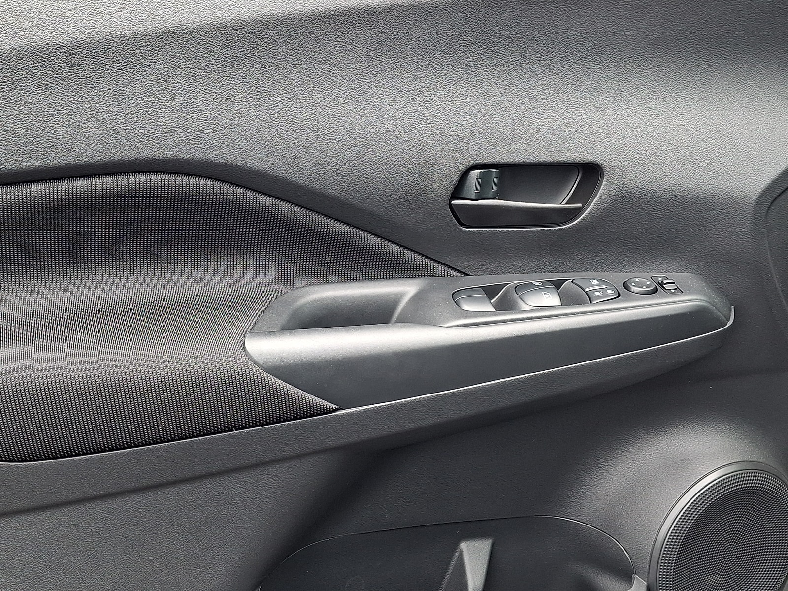 2025 Nissan KICKS PLAY Base - Photo 8