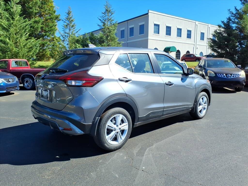 2025 Nissan Kicks Play S photo 3