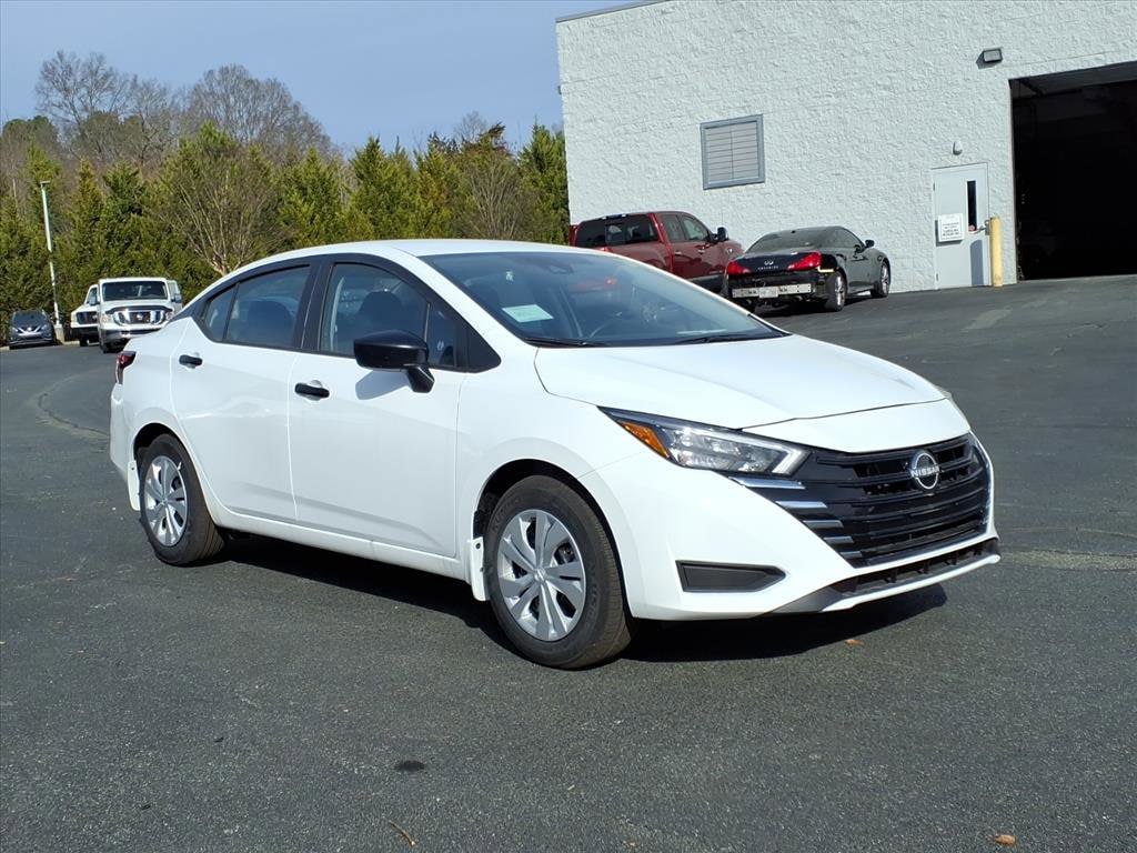 2025 Nissan Versa S's photo