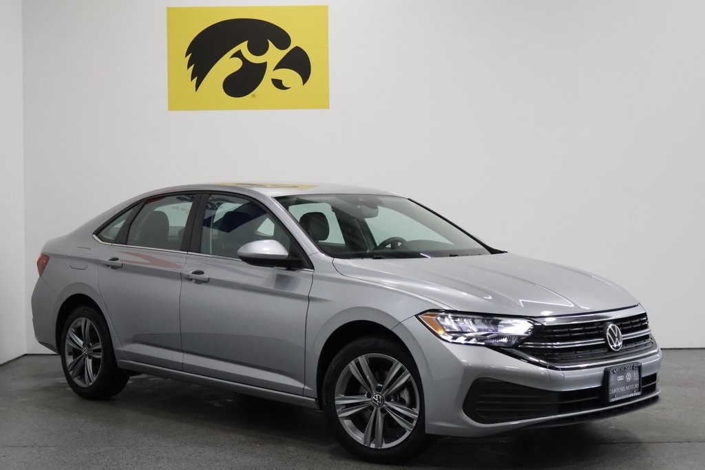Used 2022 Volkswagen Jetta SE with VIN 3VWEM7BU2NM000747 for sale in Iowa City, IA