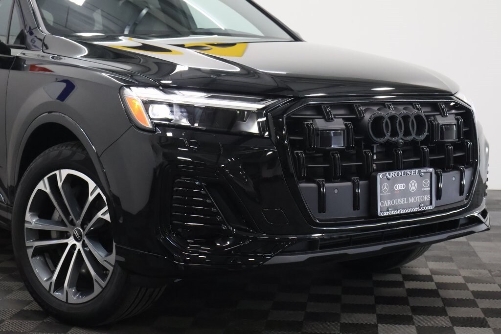 2025 Audi Q7 45 Premium Plus photo 3