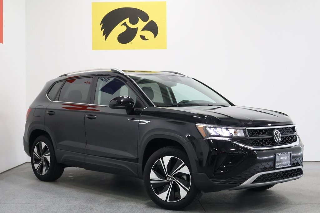 Used 2024 Volkswagen Taos SE with VIN 3VVVX7B22RM065713 for sale in Iowa City, IA