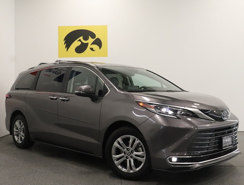 2024 Toyota Sienna Platinum photo 2