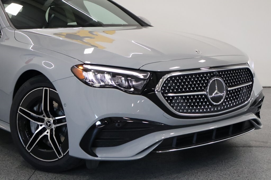 2025 Mercedes Benz E 450 4MATIC photo 3